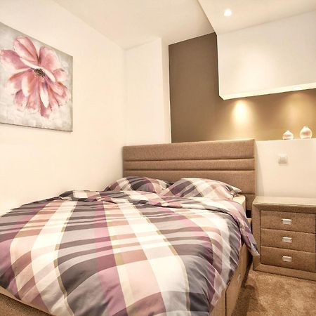 Hostgost Selected Suites - Skadarlija Square Белград Экстерьер фото