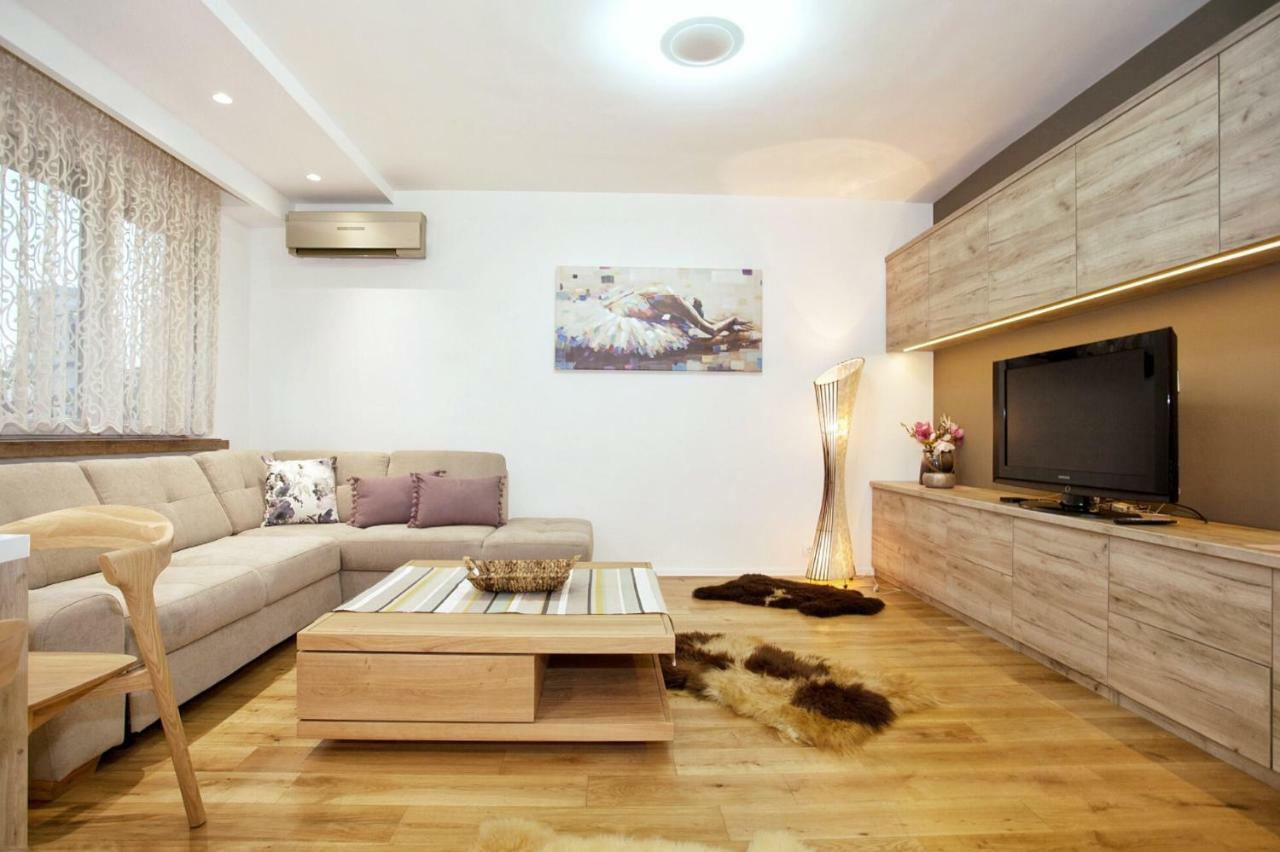Hostgost Selected Suites - Skadarlija Square Белград Экстерьер фото